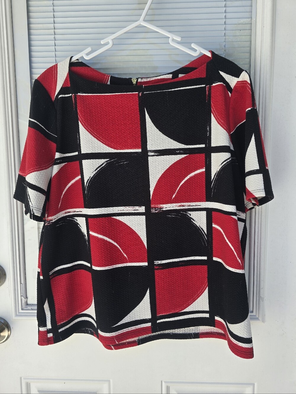 Chicos Red & Black Geometric Short Sleeve Top